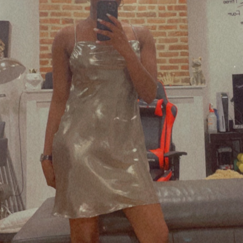 Short gold dress, worn once only 2 hours very comfortable.
